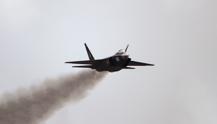 FC-31戰(zhàn)斗機(jī)“屁股冒煙”是因?yàn)闊龣C(jī)油？