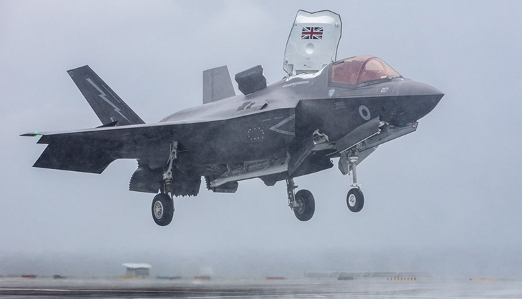 F-35B戰(zhàn)斗機(jī)在英國(guó)航母上起降.png